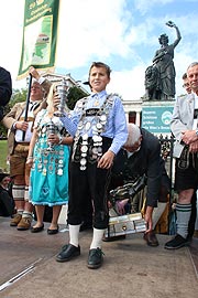 Höhepunkt des letzten Wiesnsonntag: das Salutschießen der Böllerschützen vor der Bavaria - Oktoberfest-Landesschießen am 4.10.2015 (©Foto. Ingrid Grossmann)